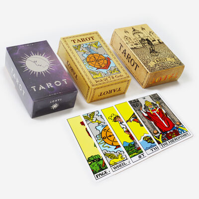 Niestandardowe karty tarot z czarnym papierem i przewodnikiem
